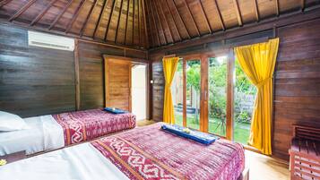 Basic-værelse med 2 enkeltsenge - udsigt til have | Skrivebord, ekstra senge (tillægsgebyr), gratis Wi-Fi, sengetøj