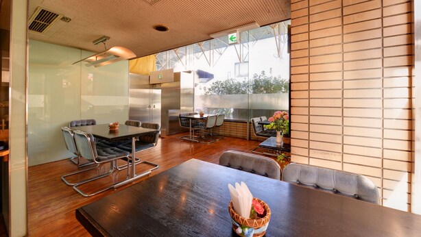 Un comedor moderno con una gran mesa de madera y asientos cómodos.