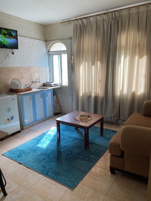 32-inch LED TV with satellite channels, TV - Sami Apartments (Amman)