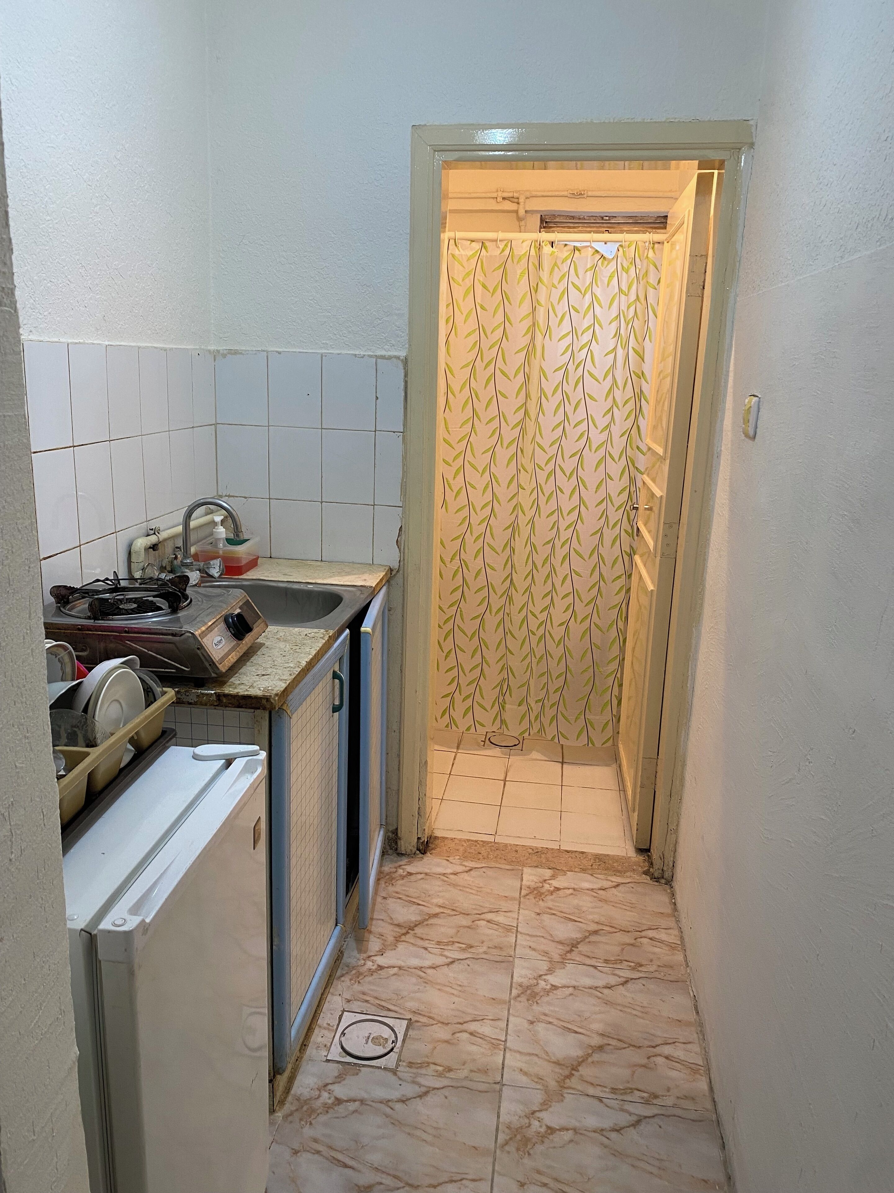 Studio cơ bản | Phòng tắm | Buồng tắm vòi sen, dép đi trong nhà, khăn tắm, xà phòng 