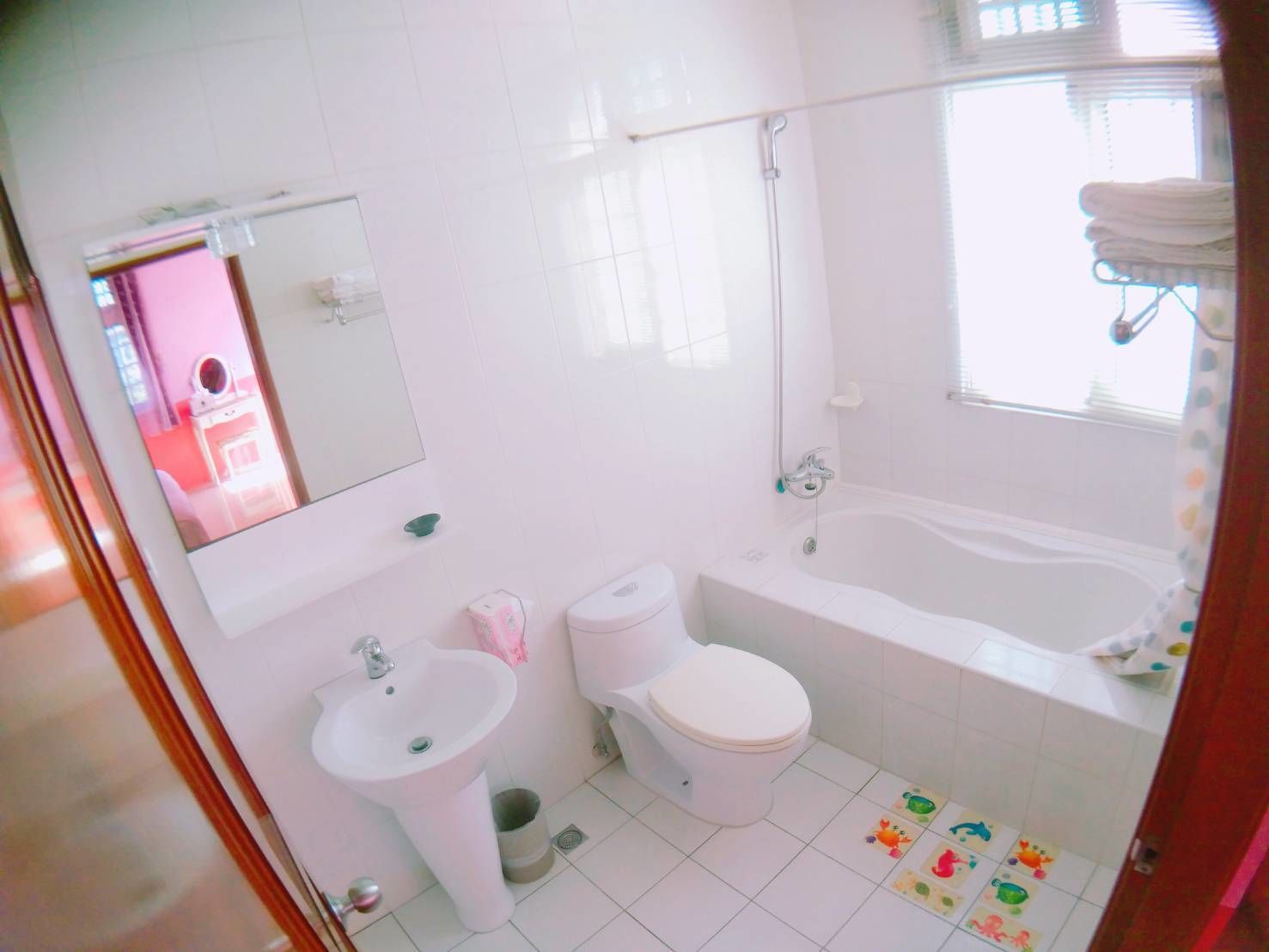 A bathroom with a sink, toilet, and bathtub.