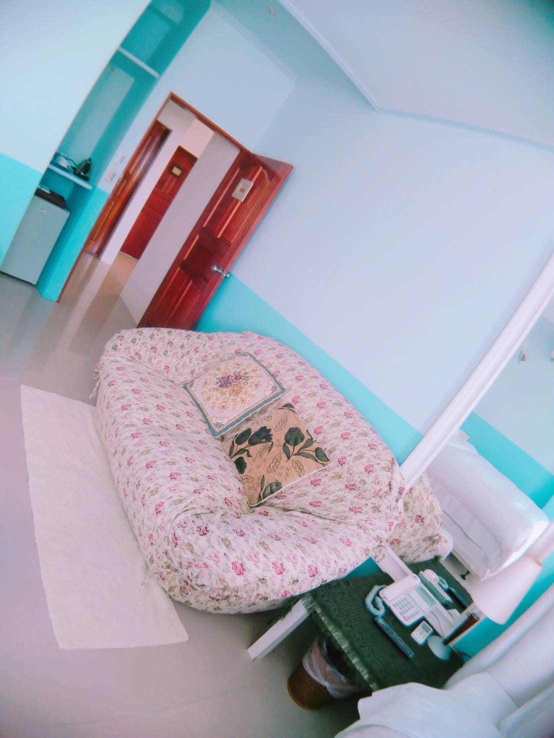 Quarto com uma cama, escrivaninha e cadeira. Há uma porta e uma janela no quarto.