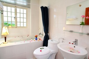 Free toiletries, hair dryer, slippers, towels - Riverside B&B (Dongshan)