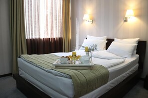 Frigobar, escrivaninha, ferros/tábuas de passar roupa, Wi-Fi de cortesia