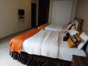 Habitación estándar con 2 camas individuales | Escritorio y wifi gratis