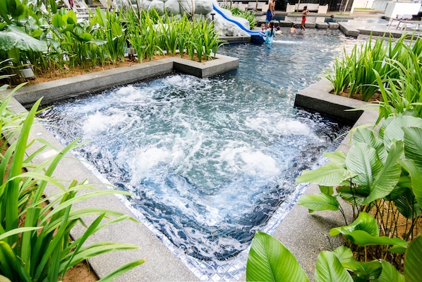 Outdoor pool - 188 Suites by Namastay (Kuala Lumpur)