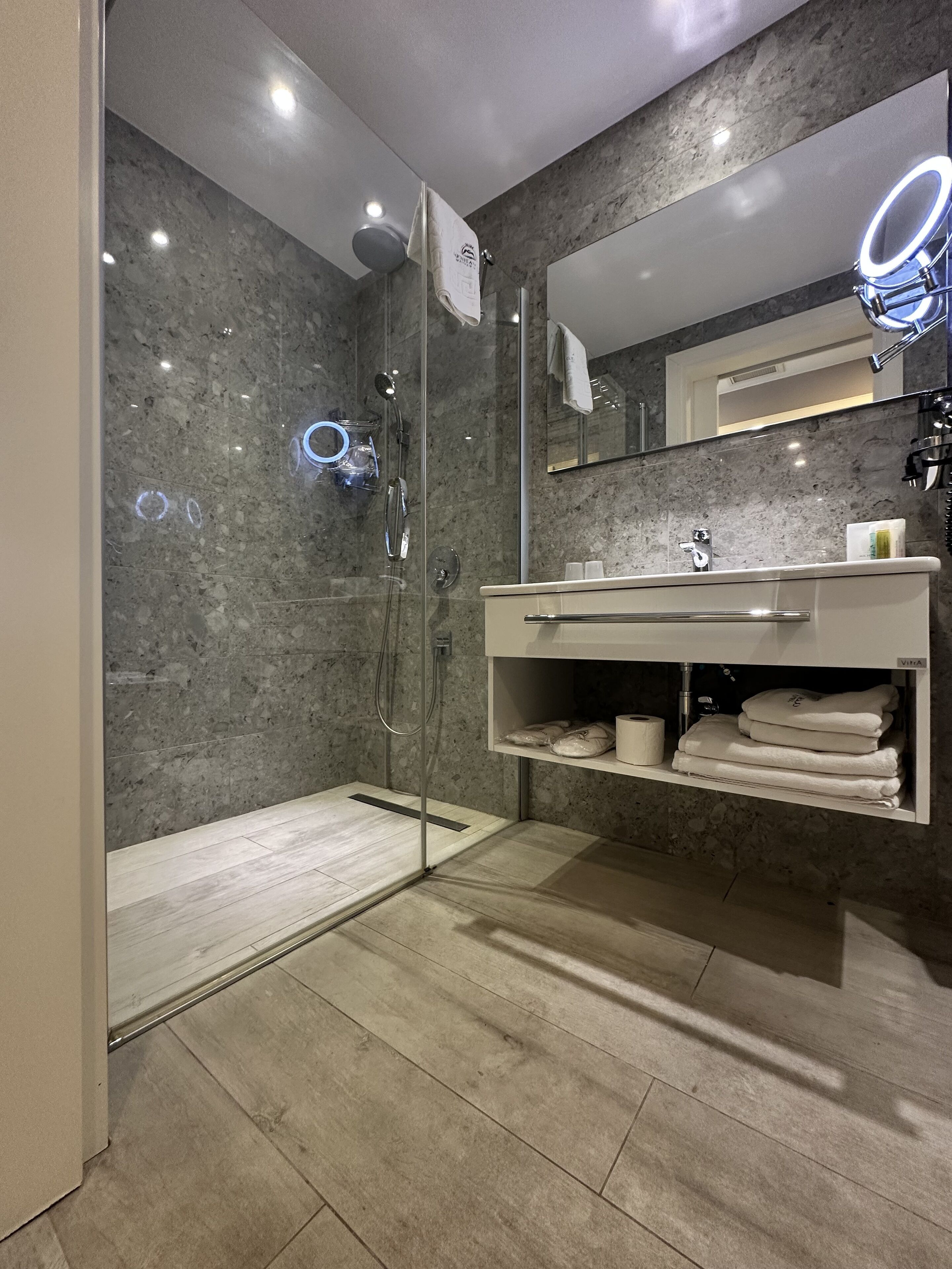 Een douche, gratis toiletartikelen, een haardroger, pantoffels