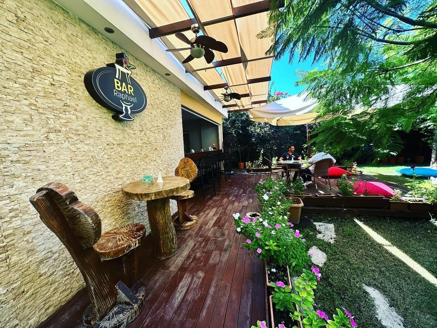 2 bars/lounges, poolside bar