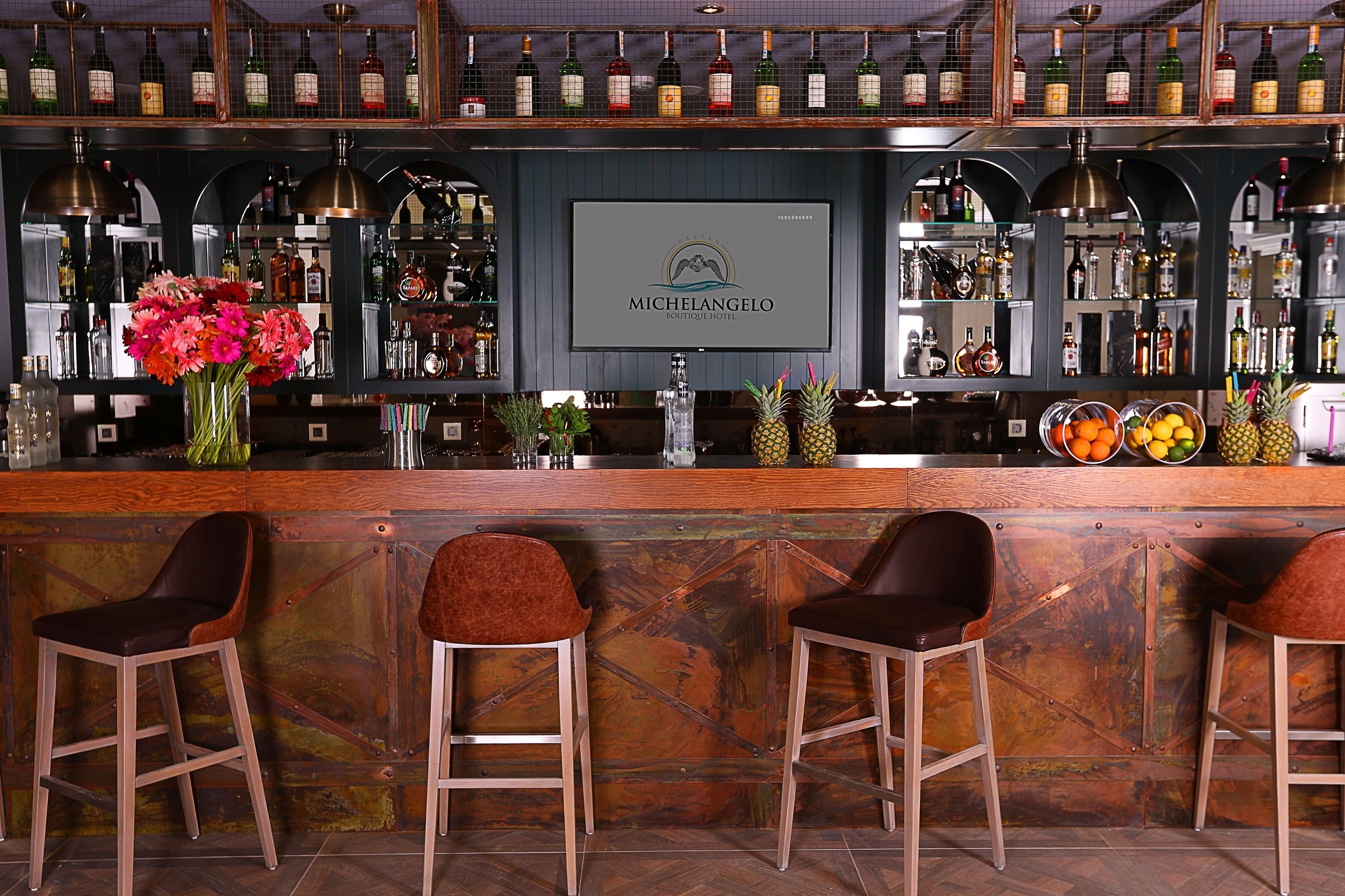 2 bars/lounges, poolside bar