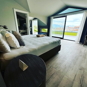 Habitación triple Deluxe | Minibar, caja de seguridad en la habitación y escritorio