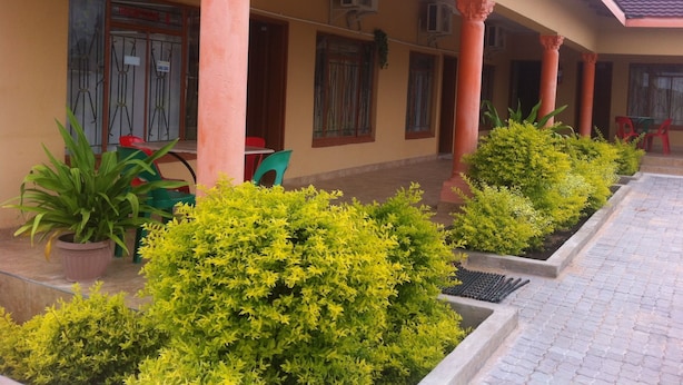 Phục vụ bữa sáng, bữa trưa và bữa tối