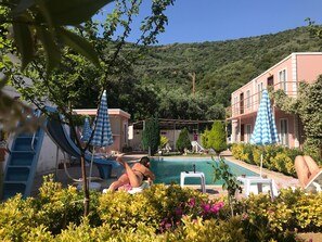 Ulkouima-allas, aurinkovarjoja, aurinkotuoleja