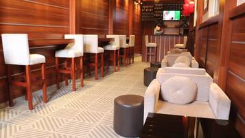 2 bars/lounges