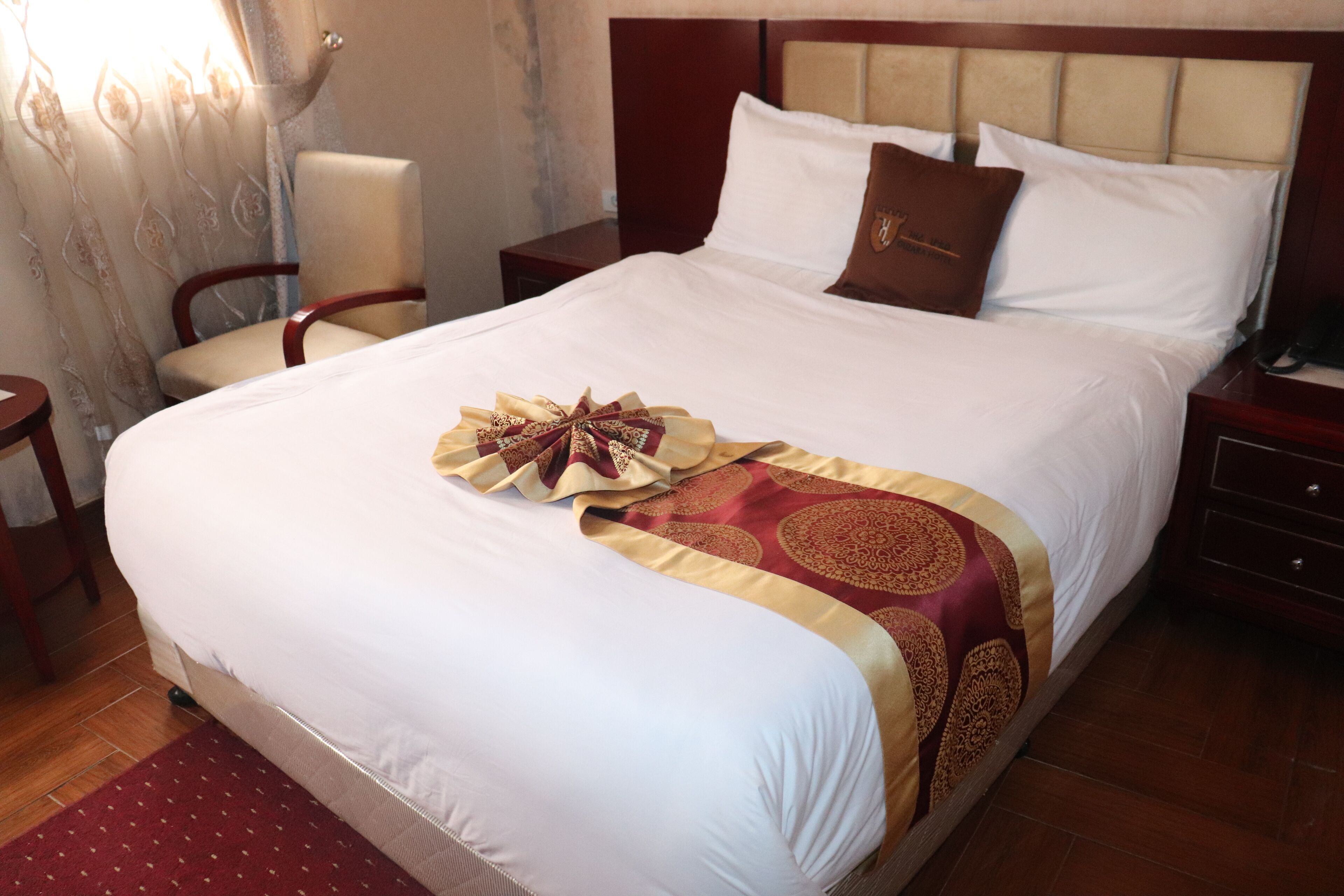 standard single room, 1 queen bed, ensuite | minibar, individually furnished, desk, soundproofing