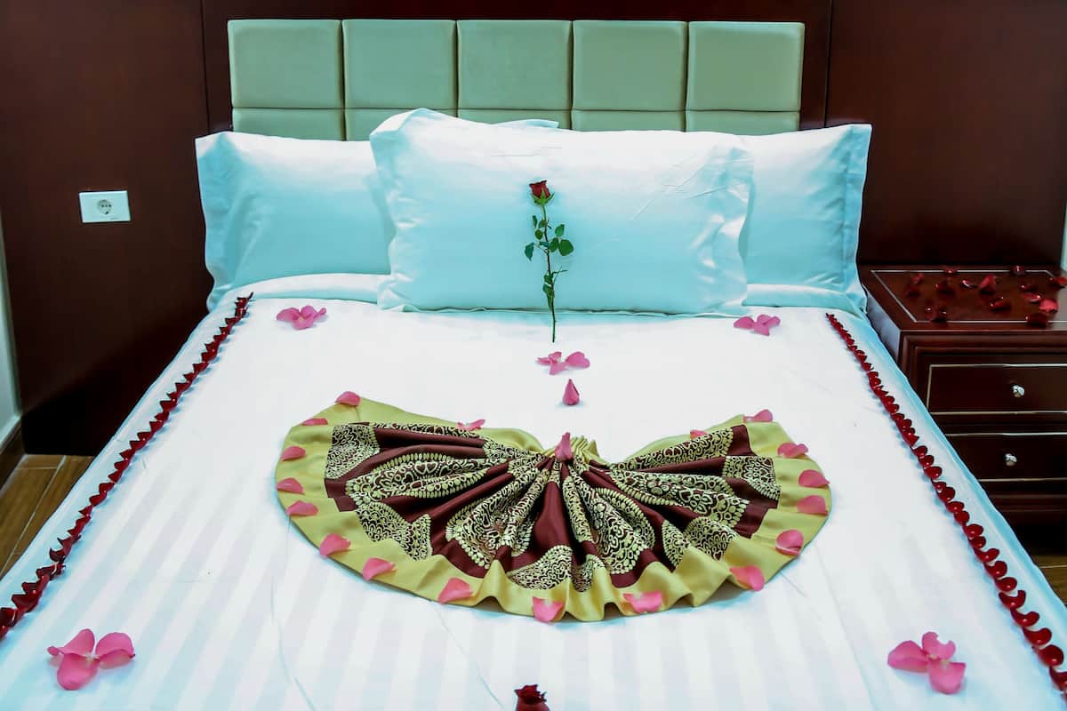 standard single room, 1 queen bed, ensuite | minibar, individually furnished, desk, soundproofing