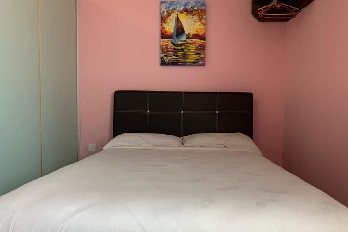 Een bureau, een strijkplank/strijkijzer, gratis wifi, beddengoed