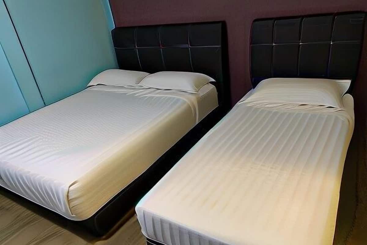 Een bureau, een strijkplank/strijkijzer, gratis wifi, beddengoed