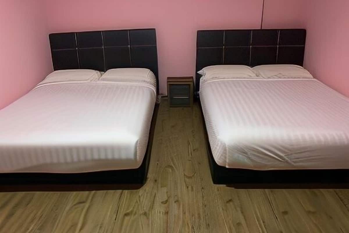 Een bureau, een strijkplank/strijkijzer, gratis wifi, beddengoed
