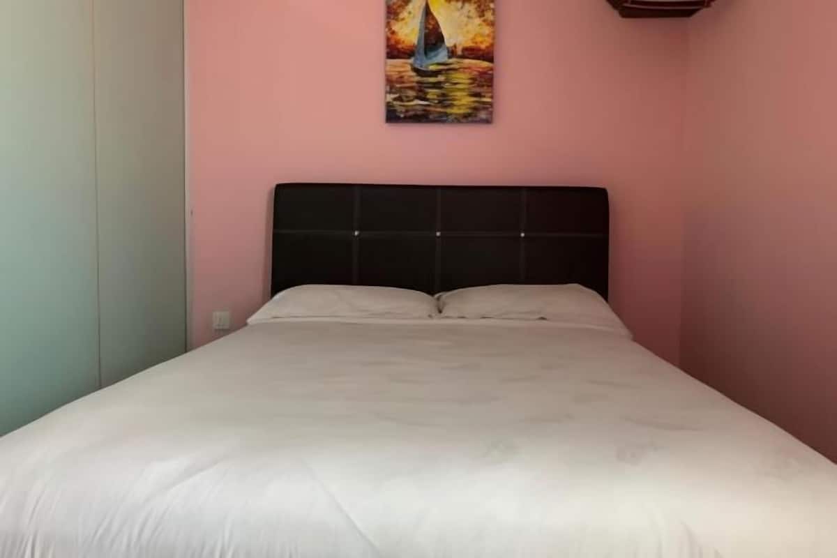 Een bureau, een strijkplank/strijkijzer, gratis wifi, beddengoed