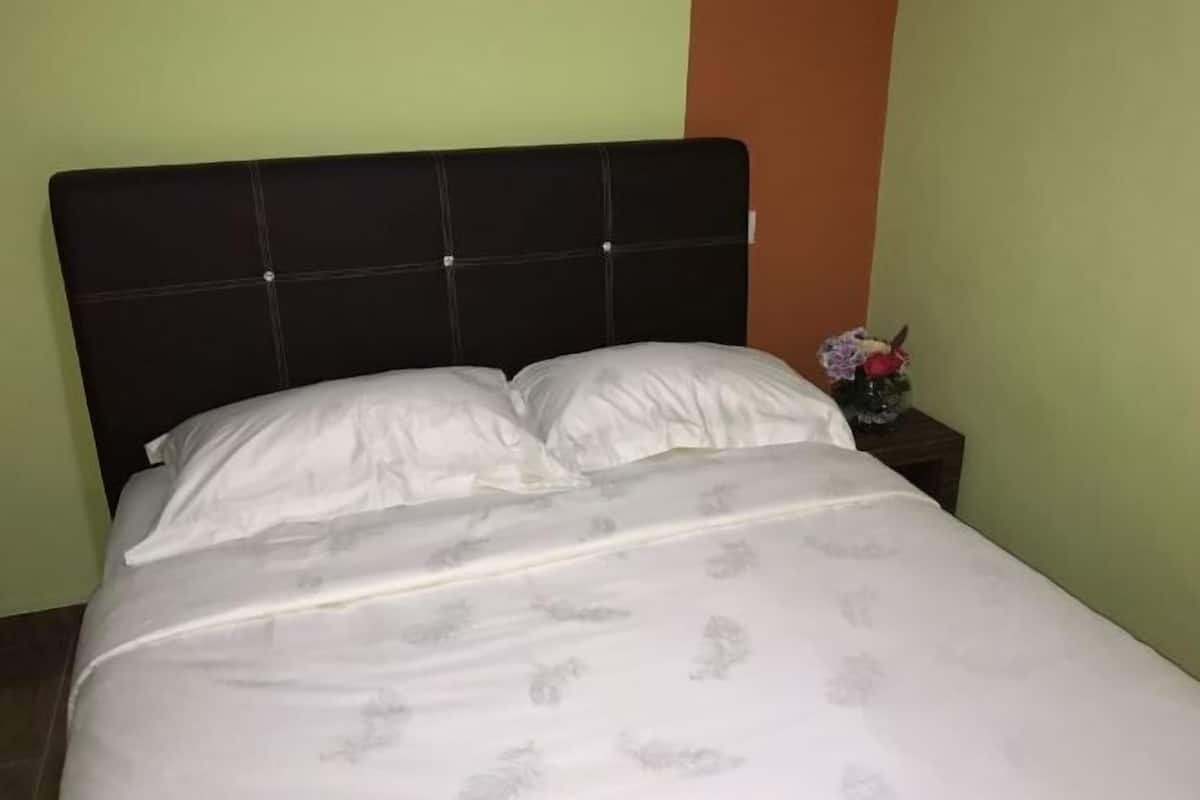 Een bureau, een strijkplank/strijkijzer, gratis wifi, beddengoed