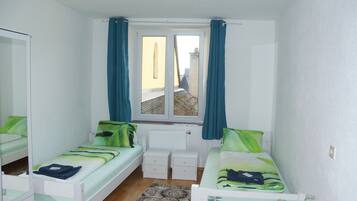 Phòng đôi hoặc 2 giường đơn cơ bản | Bộ đồ giường cao cấp, bàn, truy cập Internet không dây miễn phí