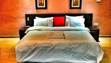 Cofres nos quartos, escrivaninha, ferros/tábuas de passar roupa