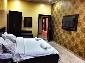 Deluxe Room | In-room safe, desk, iron/ironing board, free WiFi - The 09 Suites (Abuja)