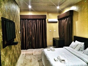Deluxe Room | In-room safe, desk, iron/ironing board, free WiFi - The 09 Suites (Abuja)