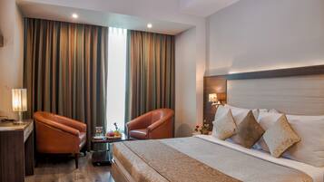 Executive Room | Minibar, in-room safe, desk, iron/ironing board