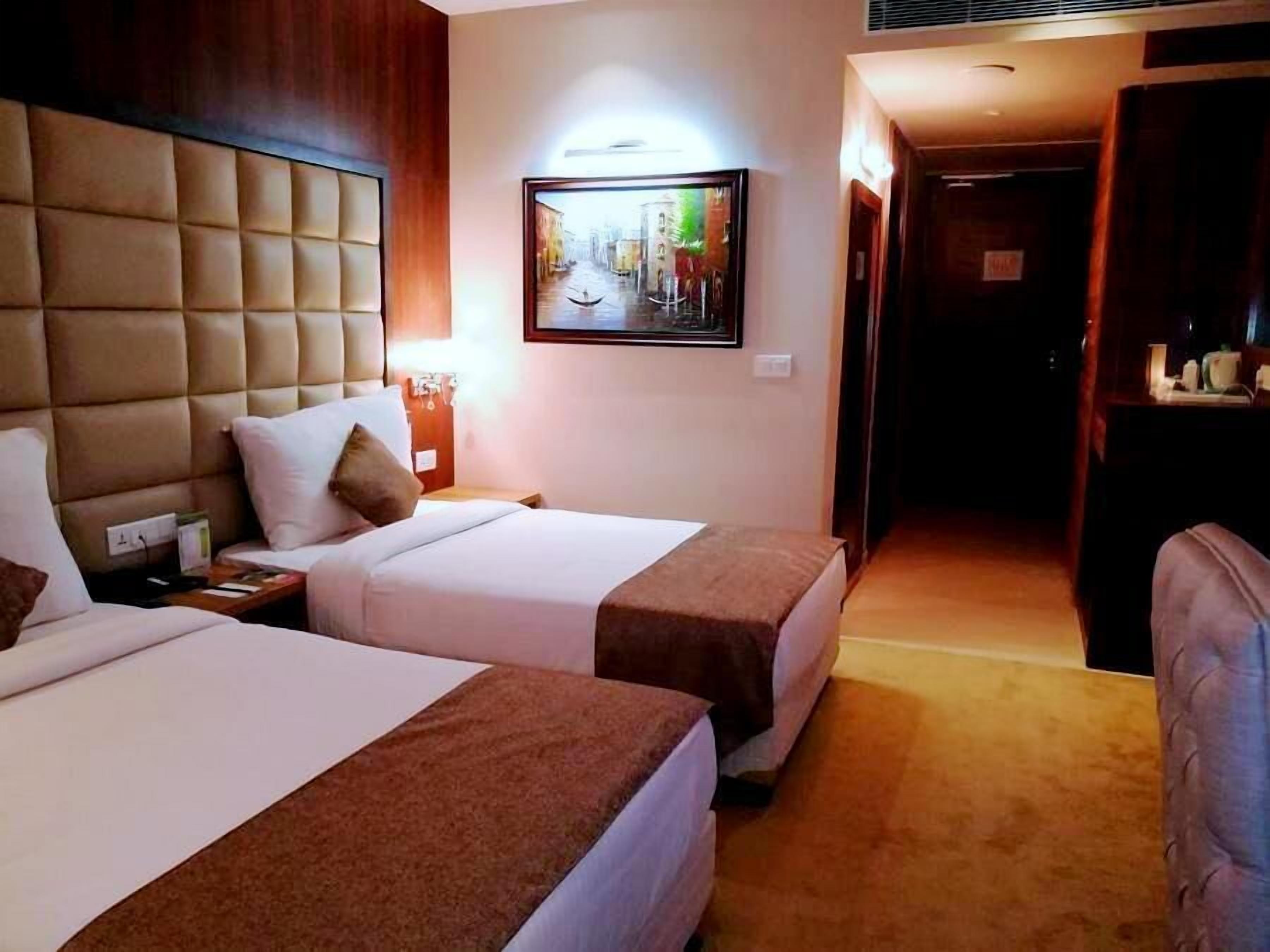 Minibar, in-room safe, desk, iron/ironing board