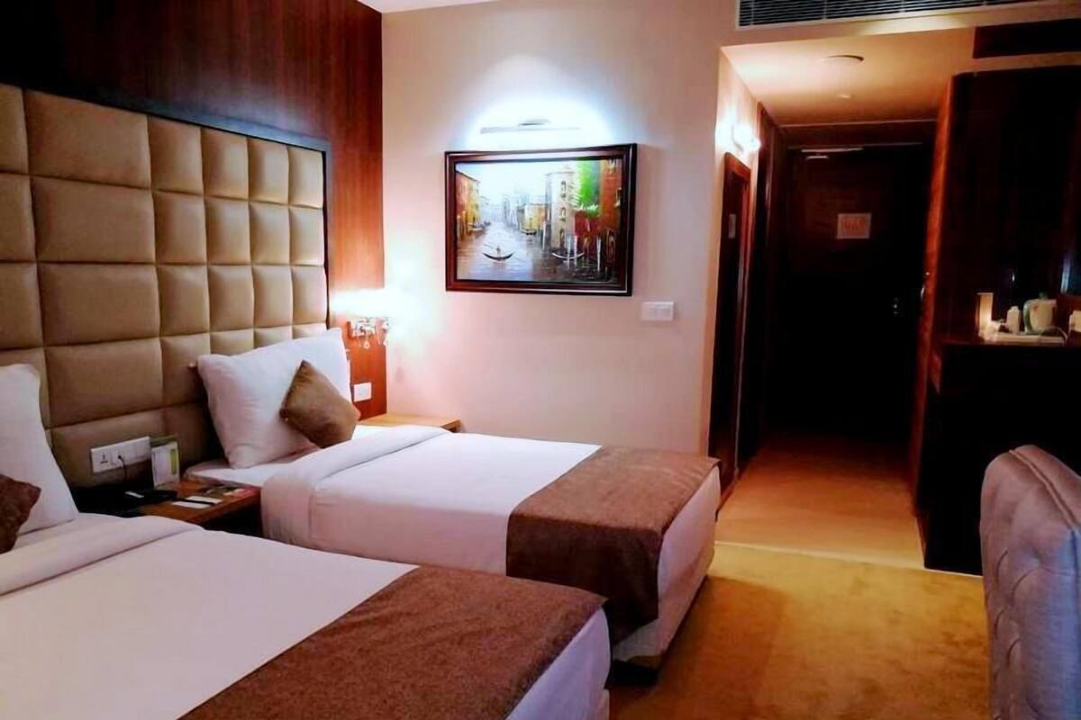 Minibar, in-room safe, desk, iron/ironing board