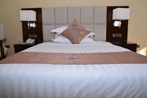 Premium bedding, minibar, in-room safe, desk - Berlottue Hotel (Addis Ababa)