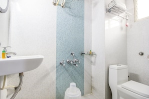 Executive-Zimmer | Badezimmer | Dusche, Regendusche, kostenlose Toilettenartikel, Handtücher