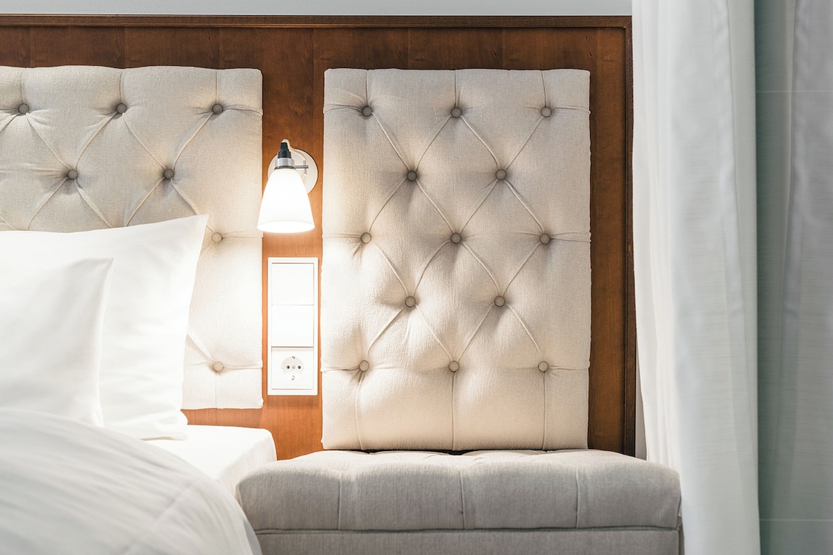 Ropa de cama de alta calidad y caja de seguridad en la habitación