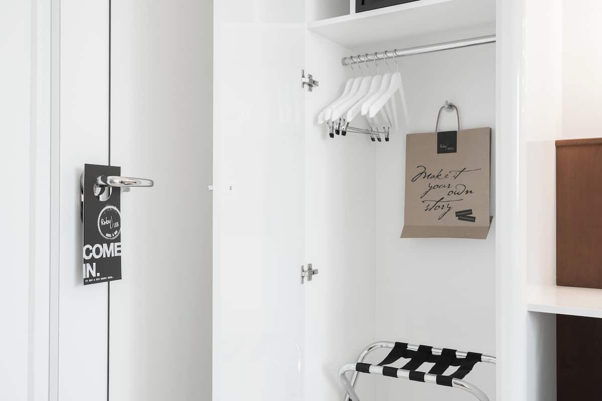 Roupas de cama premium, cofres nos quartos, individualmente decorados