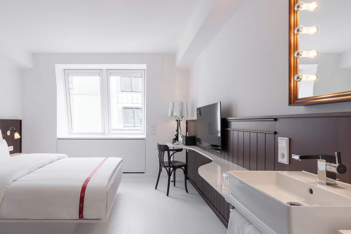 Ropa de cama de alta calidad y caja de seguridad en la habitación