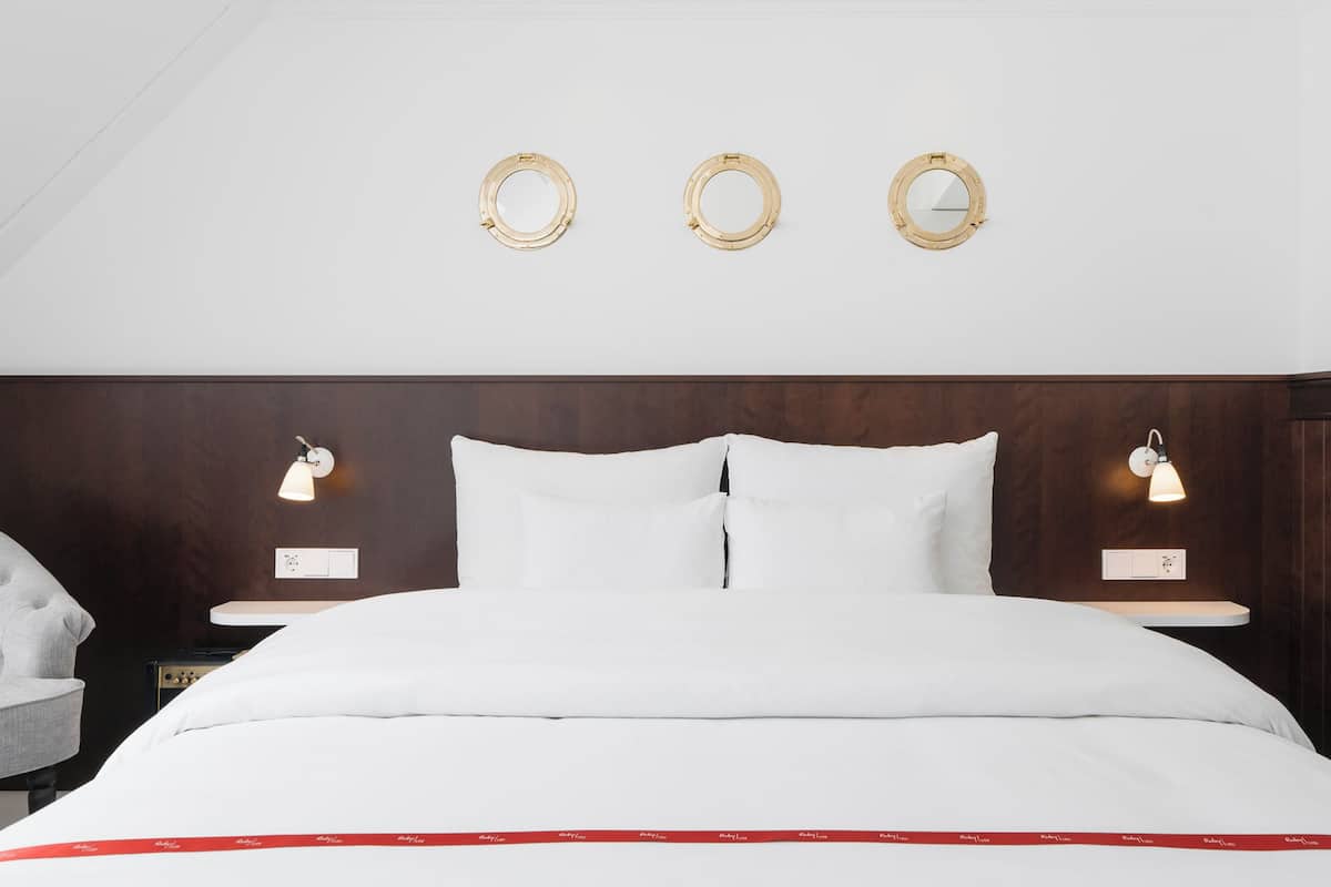 Ropa de cama de alta calidad y caja de seguridad en la habitación