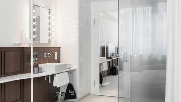 Cosy Room | Baño | Regadera, regadera tipo lluvia, amenidades de baño de diseñador