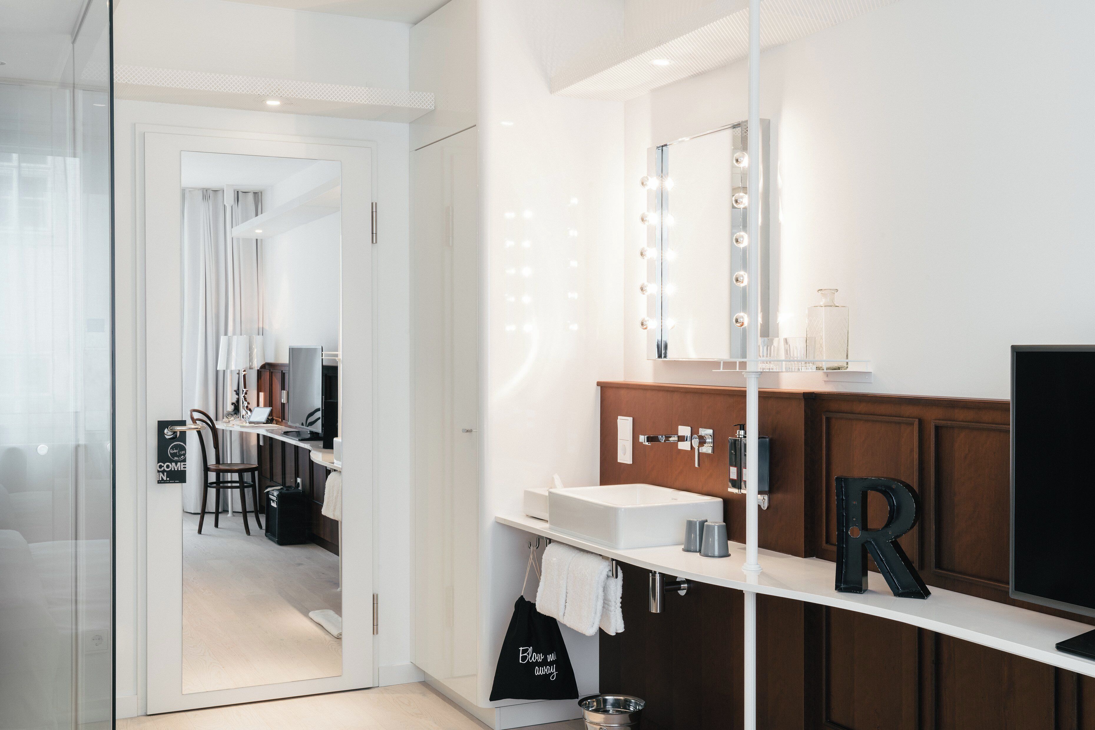 Een douche, een regendouche, designer toiletartikelen, een haardroger