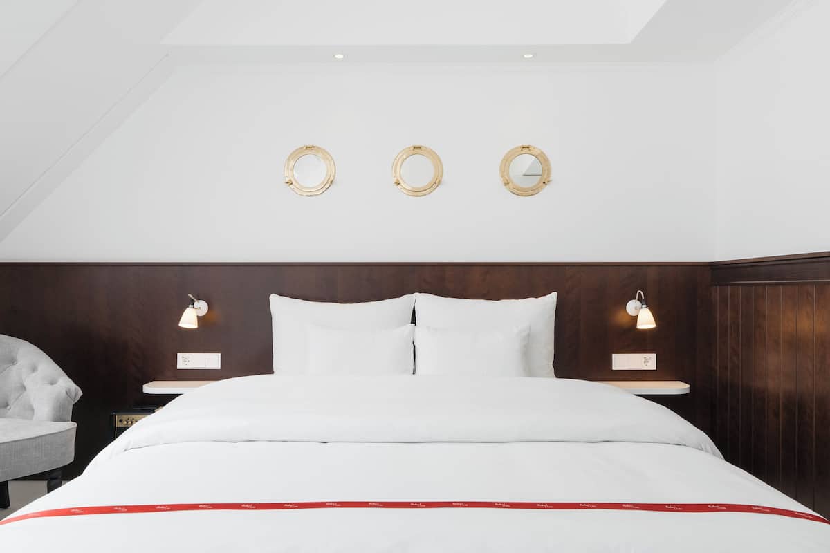 Premium bedding, in-room safe, individually decorated