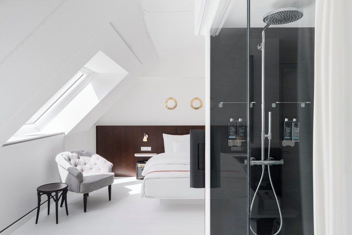 Premium bedding, in-room safe, desk, laptop workspace