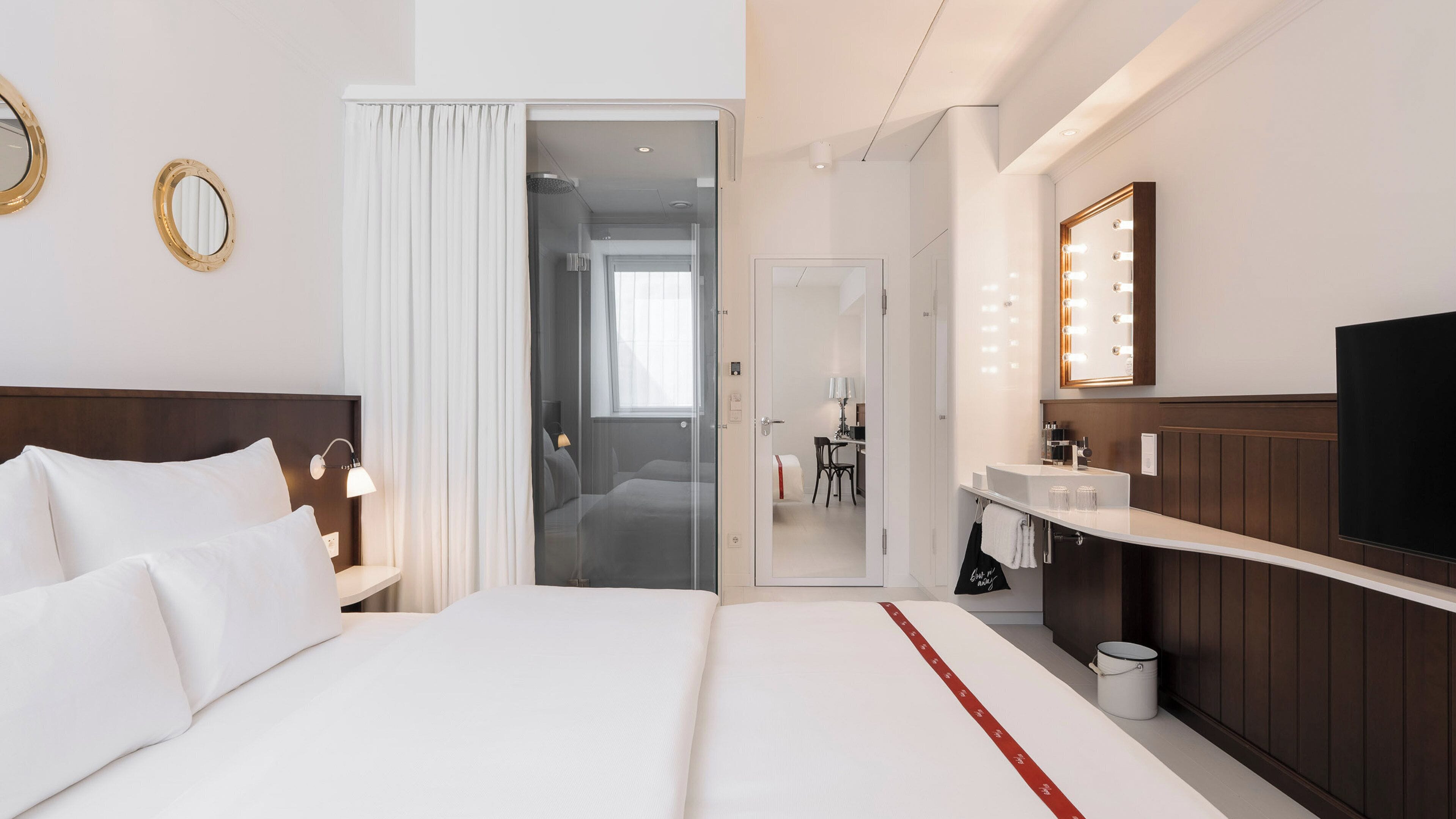 Ropa de cama de alta calidad y caja de seguridad en la habitación 