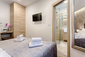 Deluxe Double Room, Balcony | Premium bedding, minibar, in-room safe, laptop workspace - Central Pearl by Nono Ban (Split)
