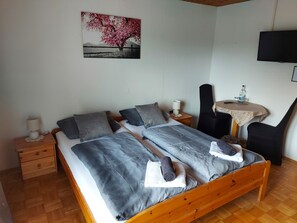 Quarto casal standard | Roupas de cama antialérgicas, quartos à prova de som, berços grátis