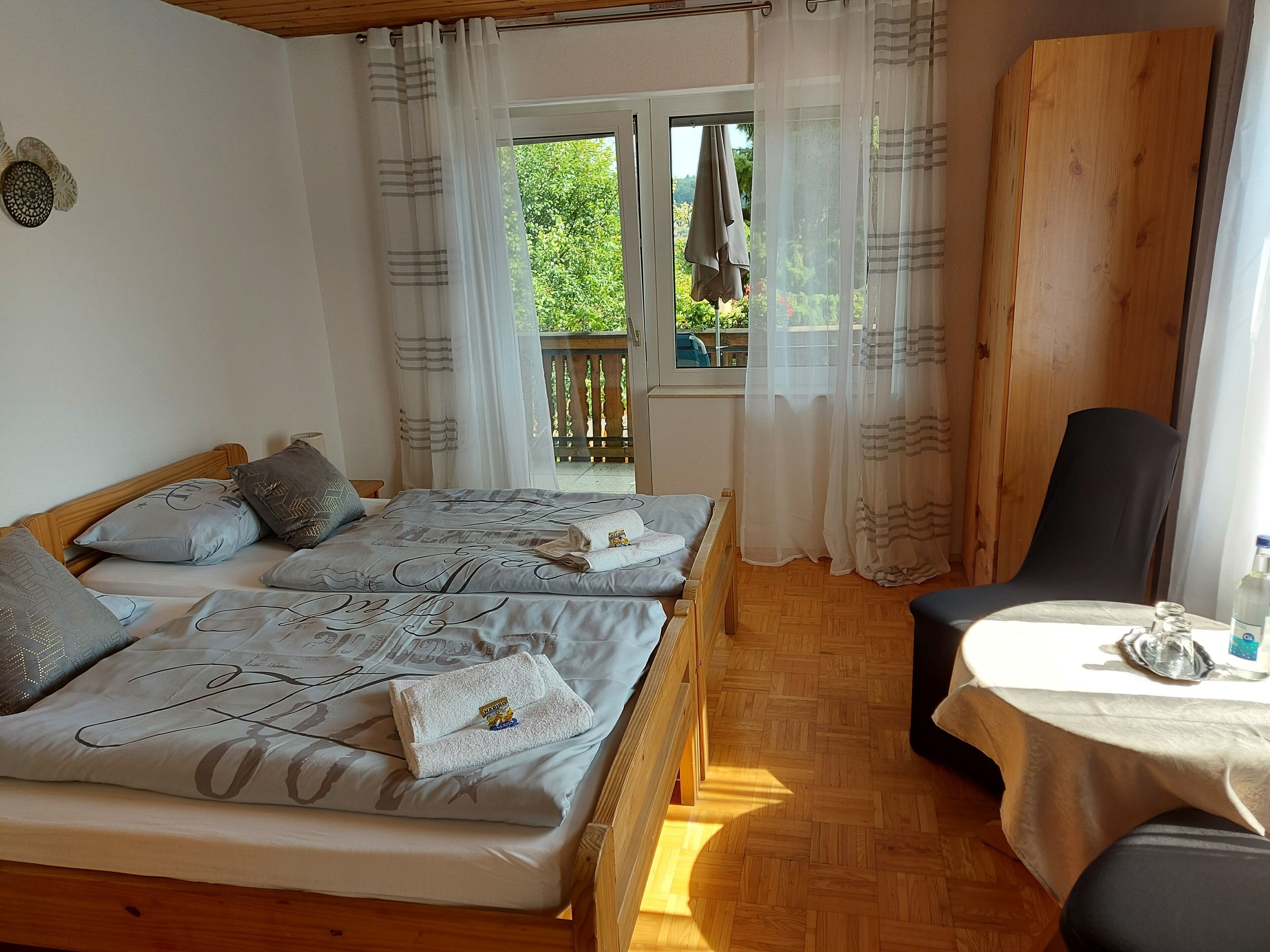 Literie hypoallergénique, chambres insonorisées, lits bébé (gratuits)