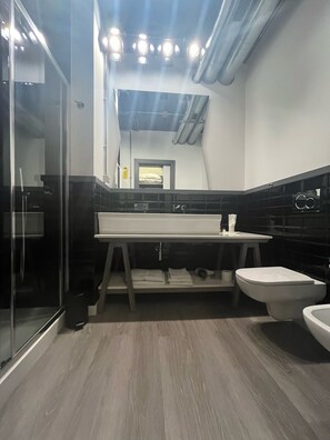 Junior lakosztály, 1 hálószobával | Fürdőszoba | Zuhanyzó, esőzuhany, ingyenes piperecikkek és hajszárító