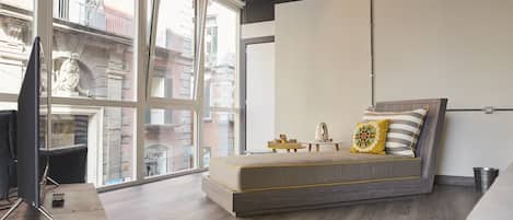 Suite ejecutiva, 1 habitación | Área de sala de estar | Televisión de pantalla plana de 32 pulgadas con canales digitales