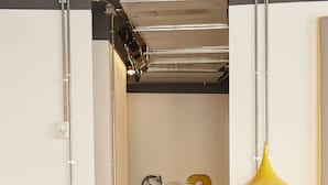 A modern hotel room with a bed, a bedside lamp, and a wall with the word "Sea" in large letters. - Toledo Loft (Naples)