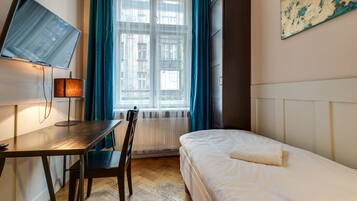 Habitación individual básica, 1 cama individual, vista a la ciudad | Escritorio, tabla de planchar con plancha, camas extra y wifi gratis