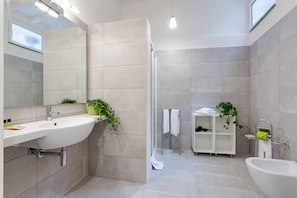 아파트, 침실 1개, 간이주방 (Via di Grotta Pinta, 10 - Int. 7) | 욕실 | 샤워 시설, 무료 세면용품, 헤어드라이어, 비데